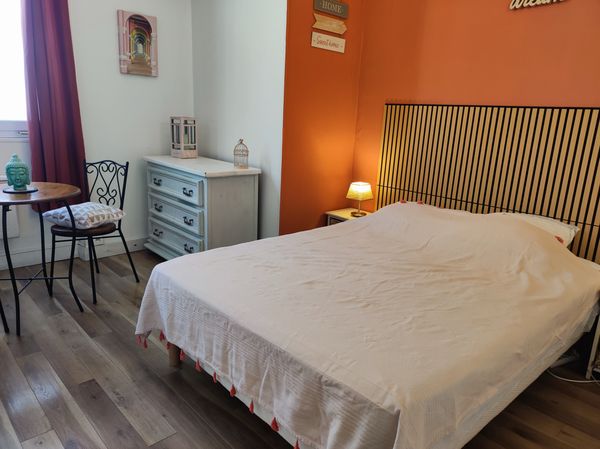 la chambre, lit de 140 et commode